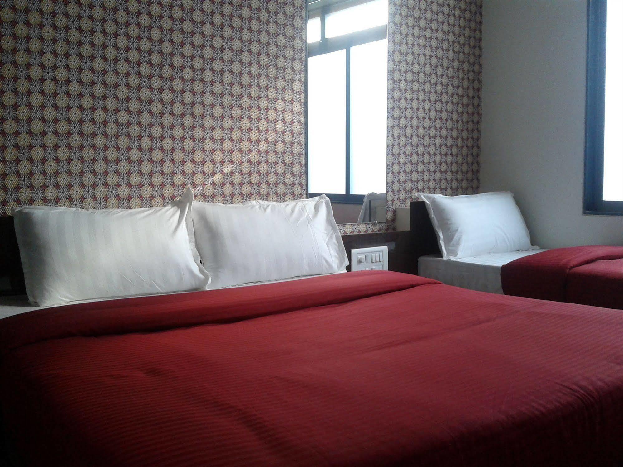 Skyway Hotel 3*